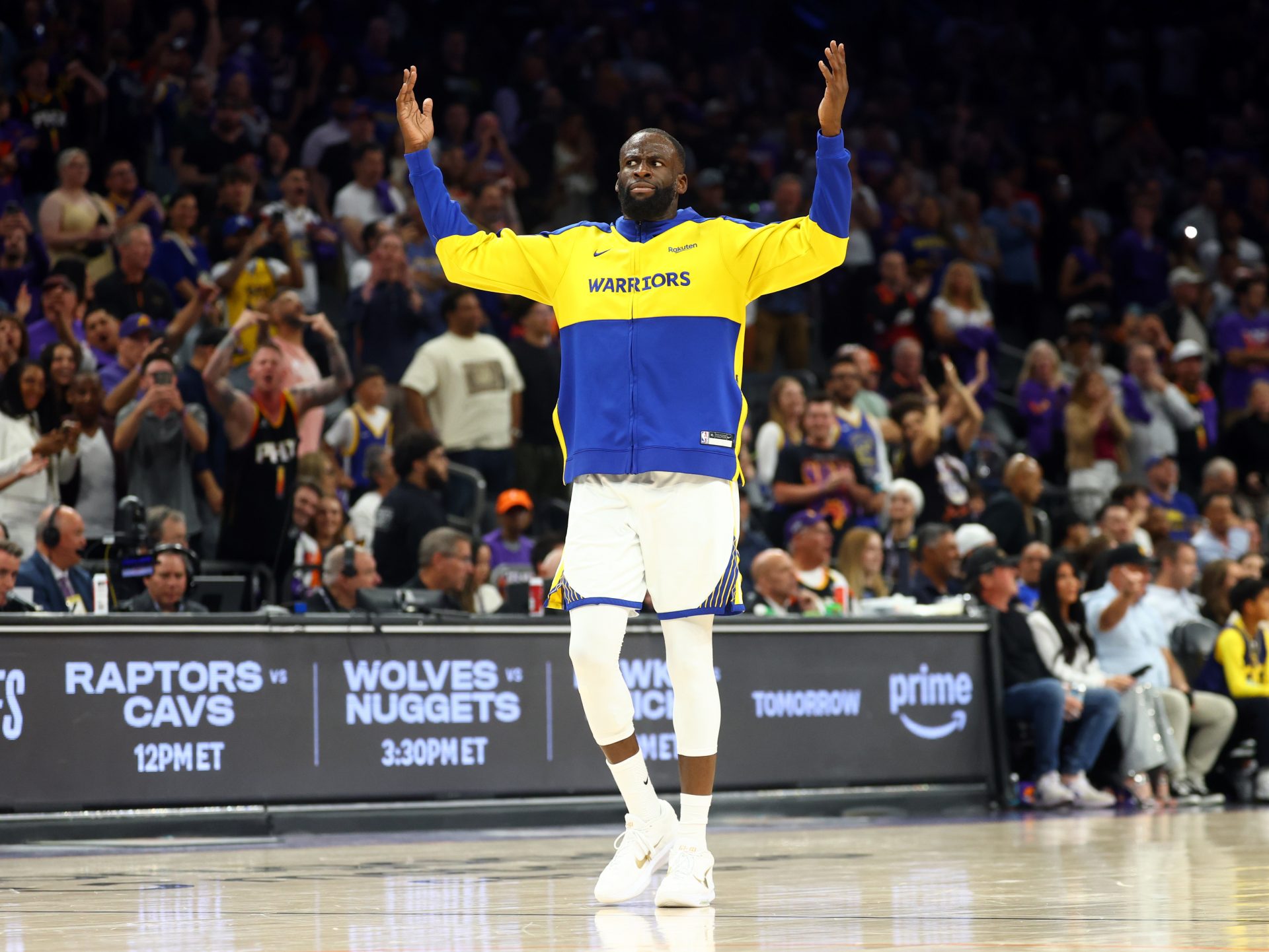 Golden State Warriors forward Draymond Green gestures the crowd after being ejected against the Phoenix Suns during the closing seconds of the play-in rounds of the 2026 NBA Playoffs at Mortgage Matchup Center.