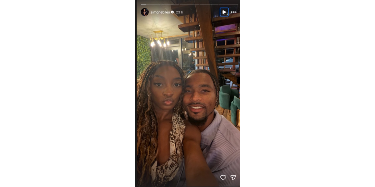 Biles' selfie with Owens- (Image via Instagram/ @simonebiles)