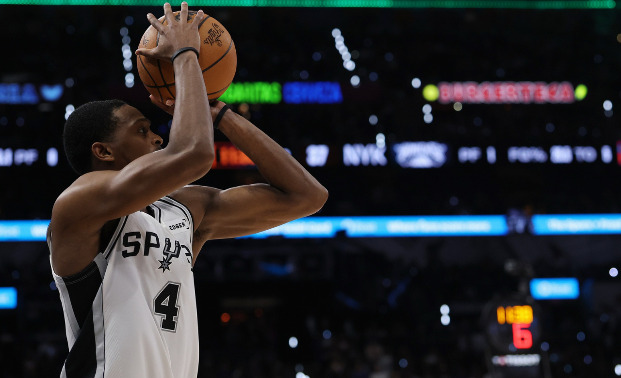 Spurs Remain Committed to De'Aaron Fox Despite Trade Rumors  - Source: Imagn Images