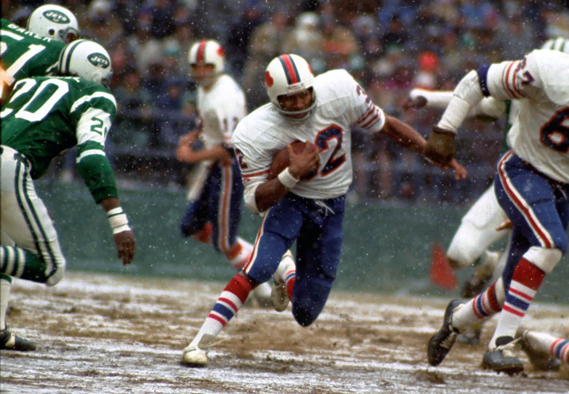 Buffalo Bills running back (32) O.J. Simpson breaks the single season NFL rushing with 2003 yards against the New York Jets at Shea Stadium. The Bills defeated the Jets 34-14. Mandatory Credit: Tony Tomsic-USA TODAY NETWORK

Most unbreakable records in Bills team history