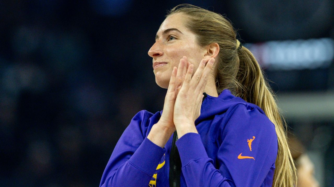 Los Angeles Sparks guard Kate Martin (21) thanks the crowd for her welcome before the game against the Golden State Valkyries - Source: Imagn Images
