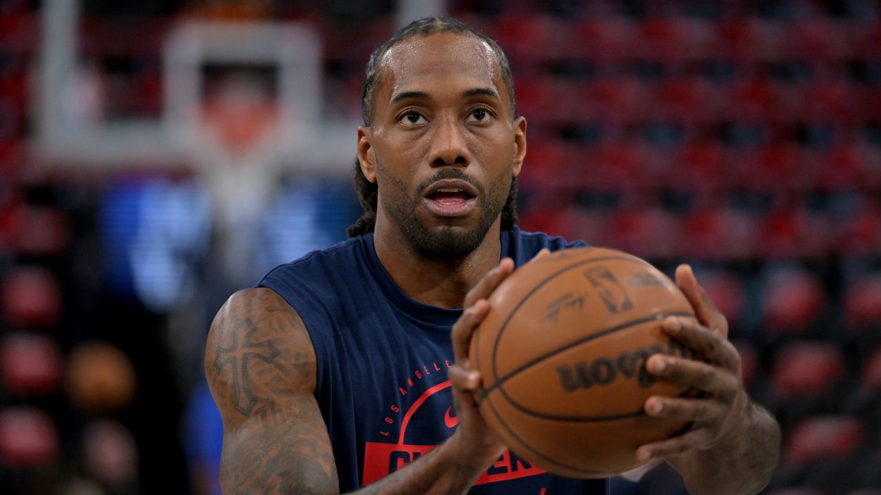 Los Angeles Clippers forward Kawhi Leonard (2) warms up prior to the game against the Golden State Warriors in the play-in rounds of the 2026 NBA Playoffs - Source: Imagn Images